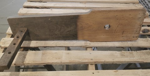 Presse d'établi pendant le décapage