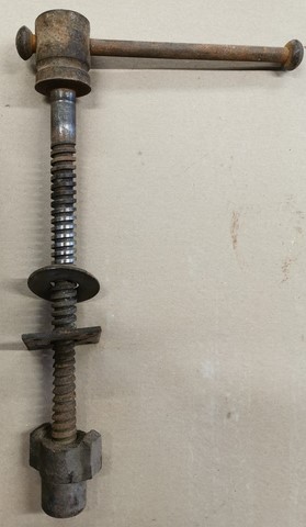 Vis de la presse d'établi avant décapage