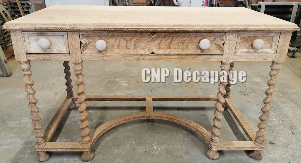 Bureau type Louis XIII après décapage
