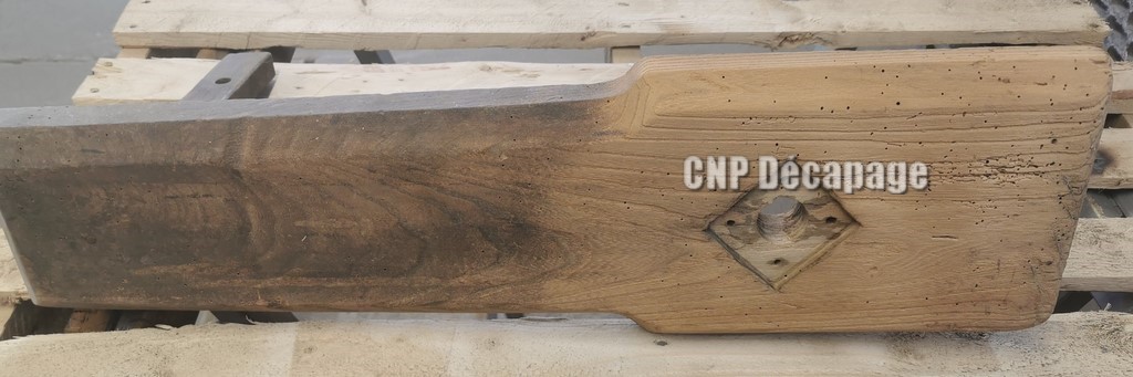 Presse d'établi pendant le décapage